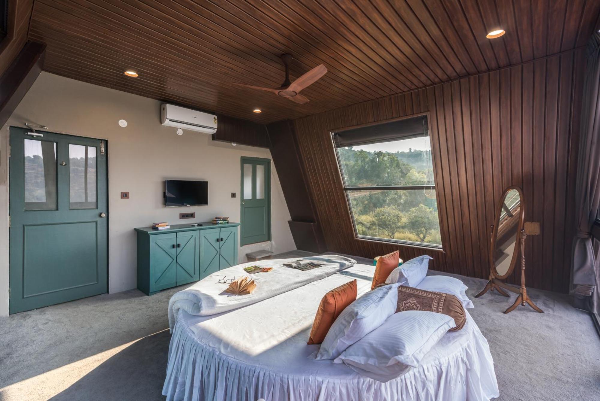 Saffronstays A Vantage, Panchgani - A Pyramid Shaped Unique Luxury Villa With Infinity Valley Views Extérieur photo